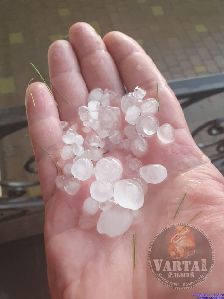 Ураган с мощным ливнем и градом снова накрыл Львов: видео и фото буйства стихии