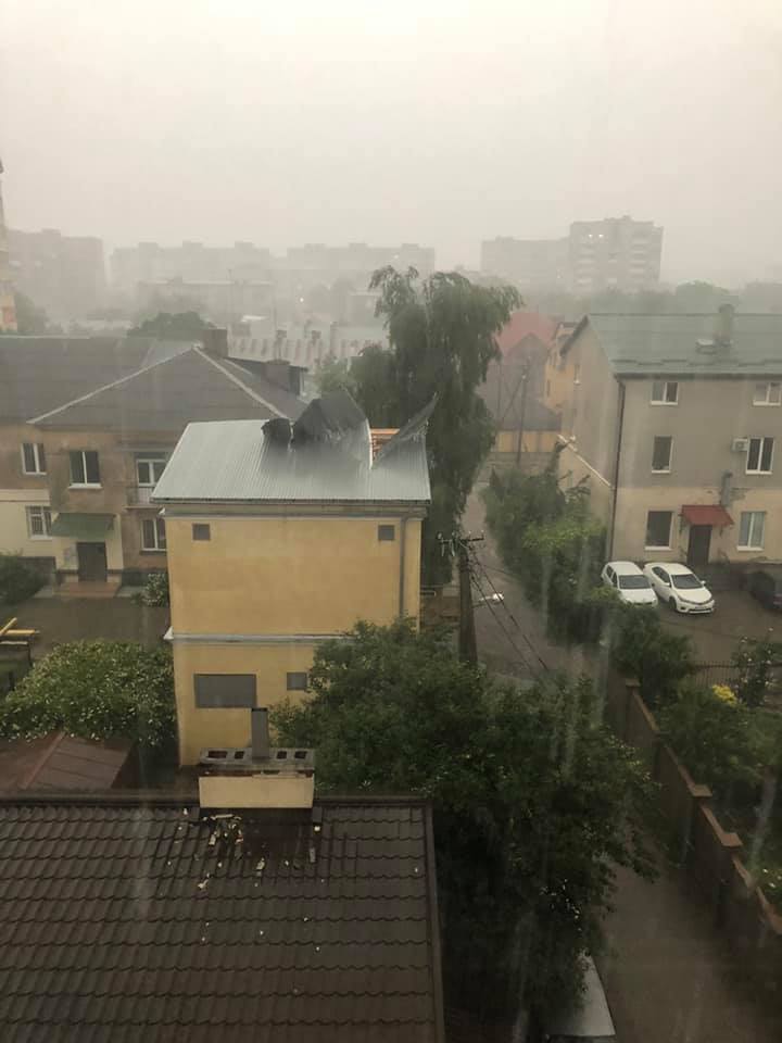 Ураган с мощным ливнем и градом снова накрыл Львов: видео и фото буйства стихии
