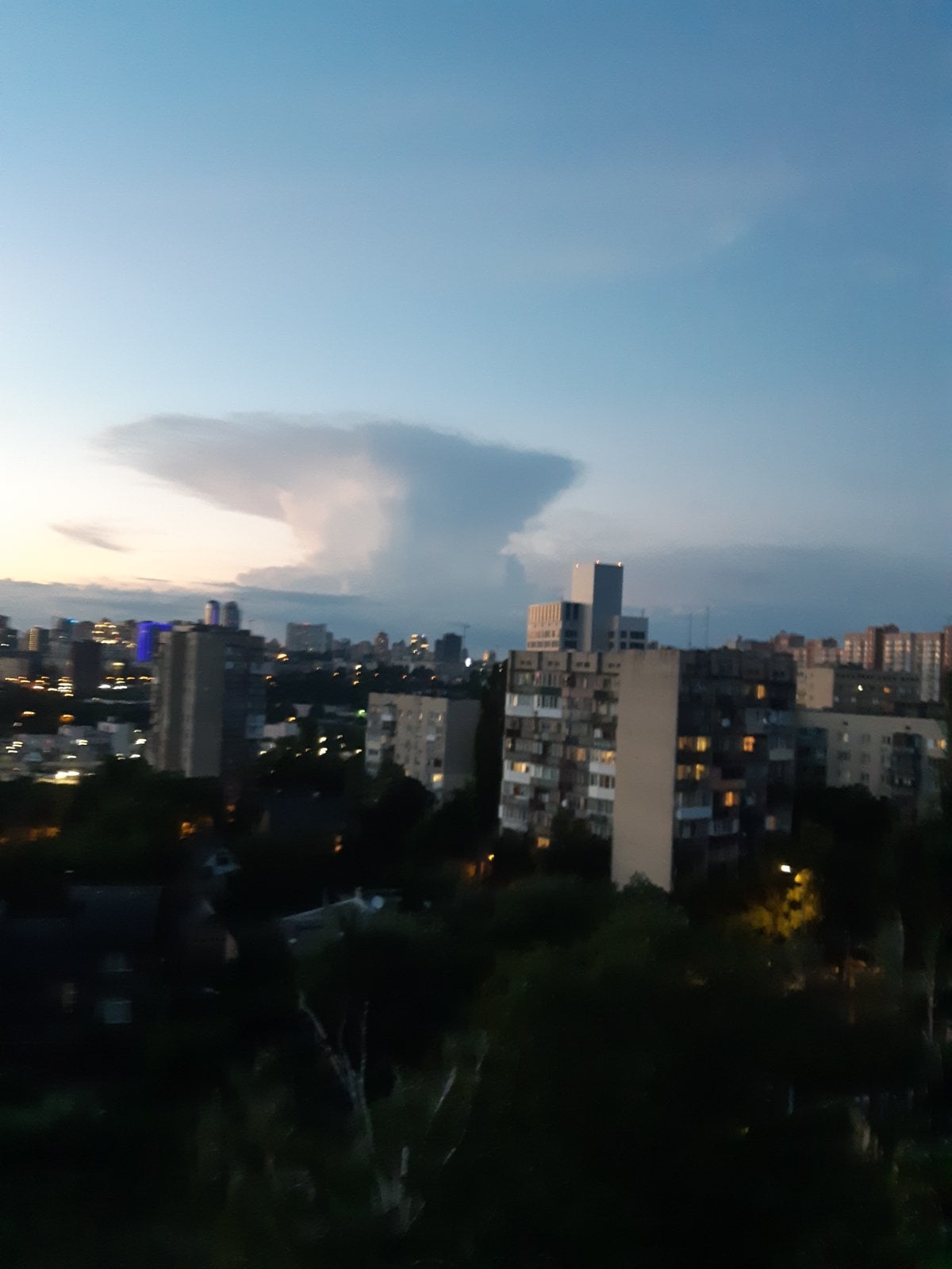 "Ядерні" хмари налякали жителів Києва: "невже Чорнобиль?"