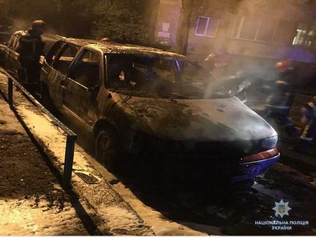 У Києві вночі невідомі підпалили два автомобілі