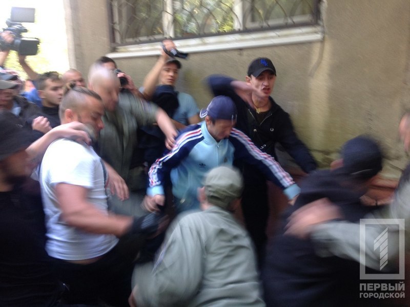 в Одессе под Апелляционным судом произошла потасовка 5