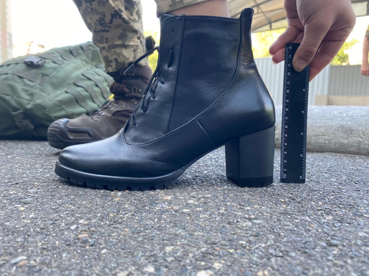 Минобороны решило изменить парадные ботинки курсанток после скандала с каблуками (видео)