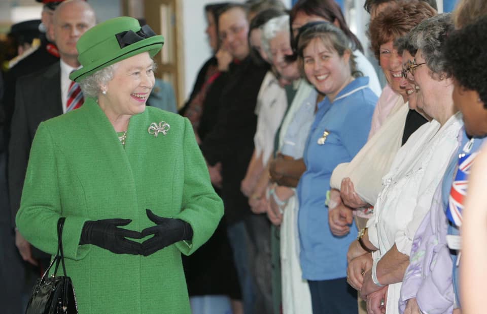 Фантастически! Елизавета II умилила сеть человечным поступком (фото)