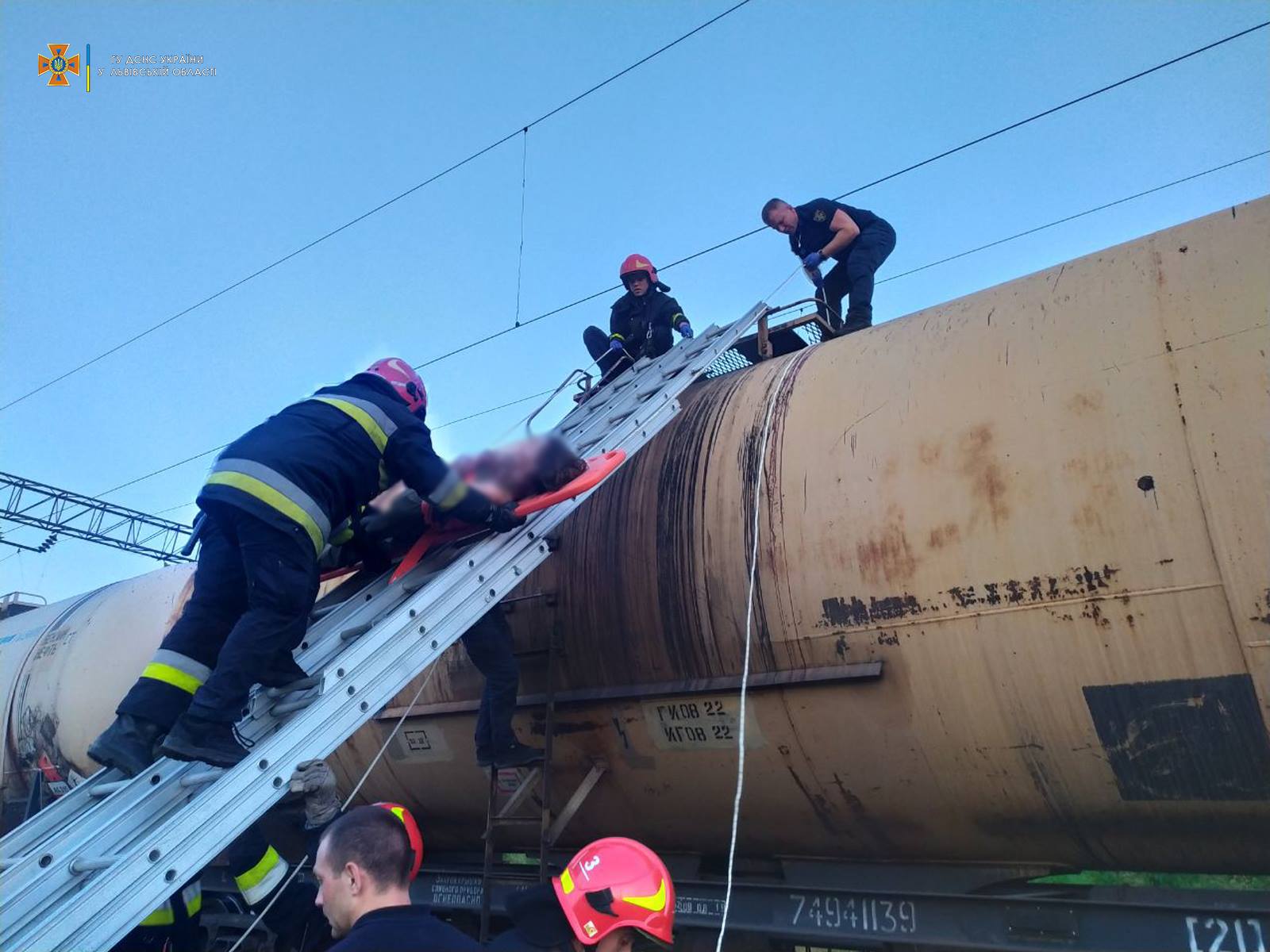 Во Львове девушку ударило током во время селфи на поезде: фото и видео ЧП
