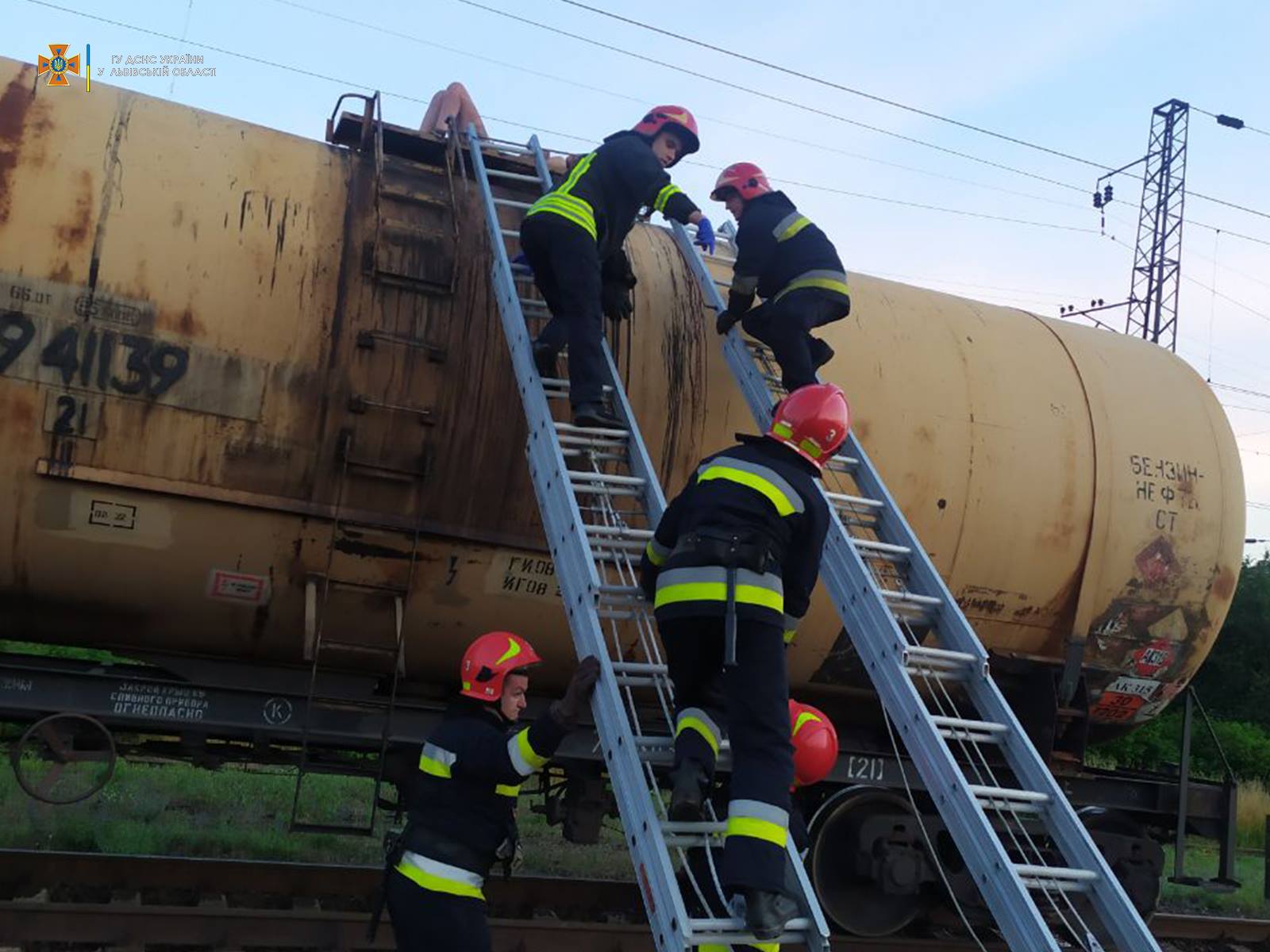 Во Львове девушку ударило током во время селфи на поезде: фото и видео ЧП