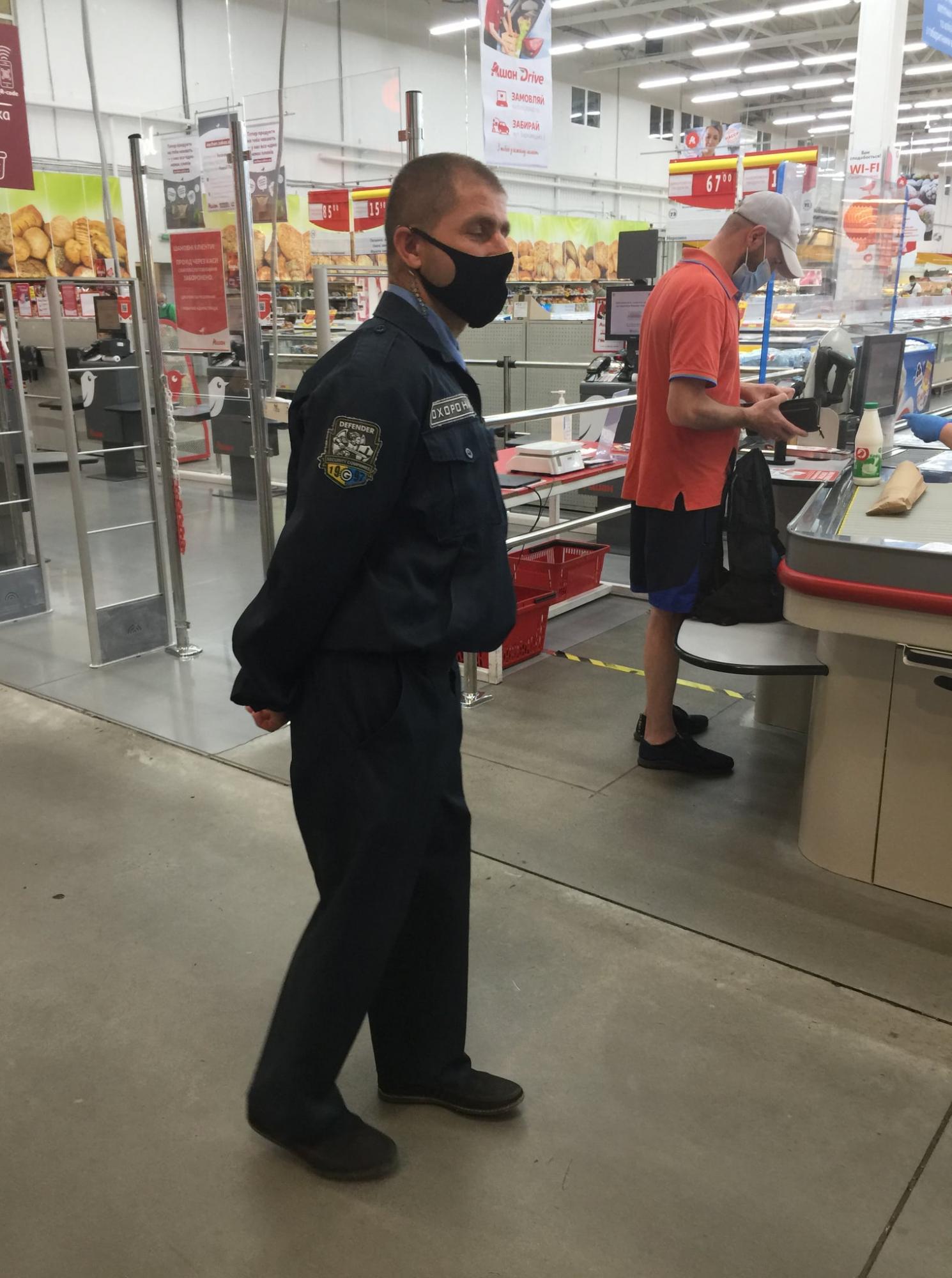 Супермаркет "Ашан" в Киеве попал в скандал: на покупателя напала охрана с полицией