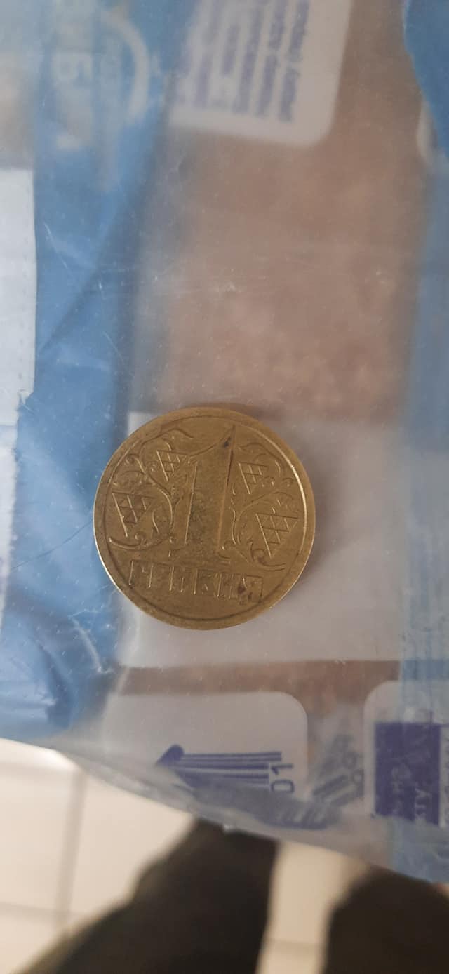 Українцю в супермаркеті дали на здачу рідкісну монету, яка коштує майже 1000 грн (фото)