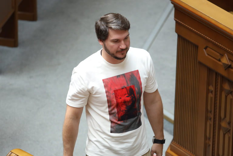 Нардеп пришел в Раду в футболке за 3,5 тысячи: фото политика-модника