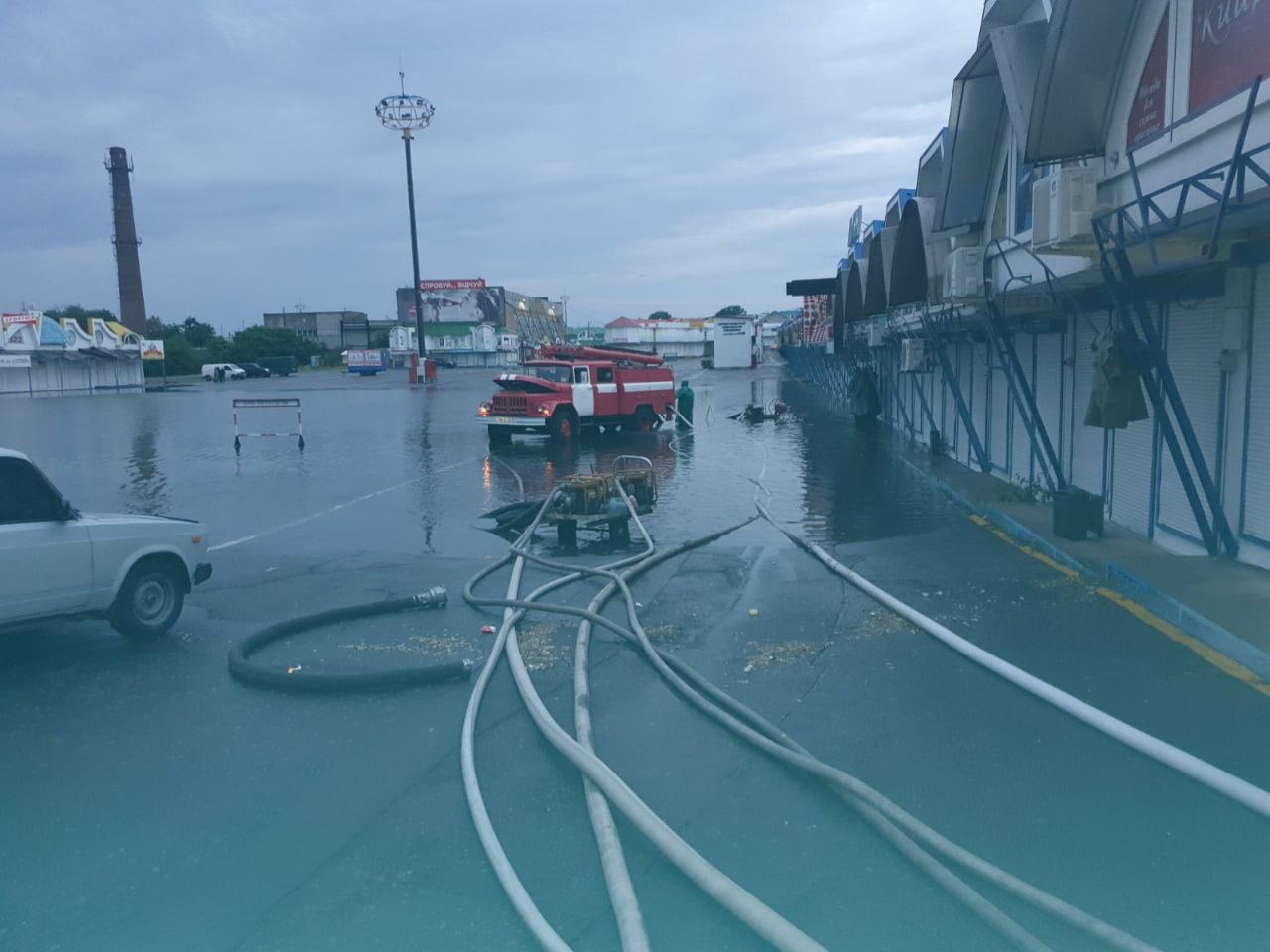 В Одесі злива наробила лиха на ринку "7 кілометр": утворилось величезне озеро (фото)