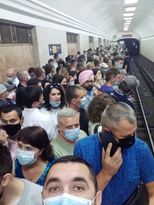 НП в метро Києва: поїзди зупинились, на станціях тиснява (фото)