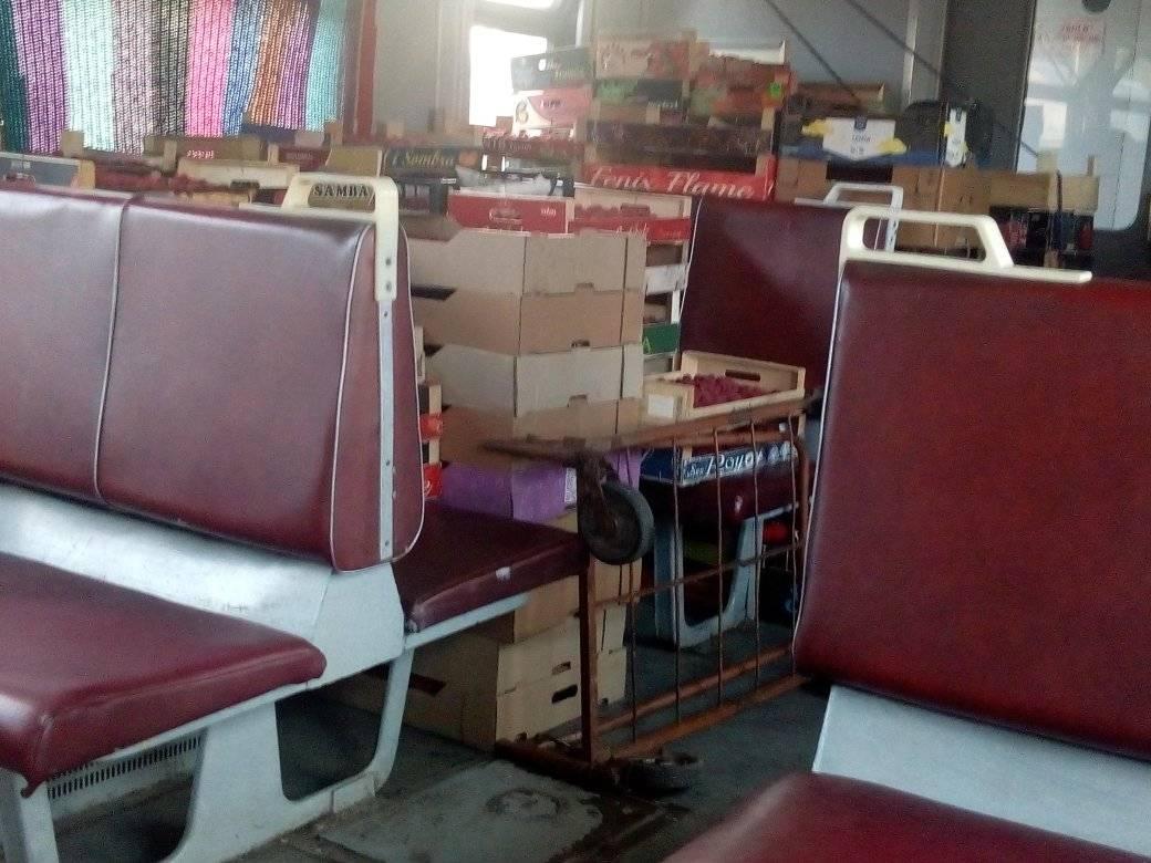 "Торгаші" перетворили електричку на Одесу в базар: "це по пільзі?"