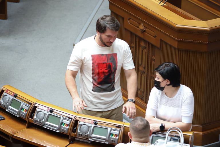 Нардеп пришел в Раду в футболке за 3,5 тысячи: фото политика-модника