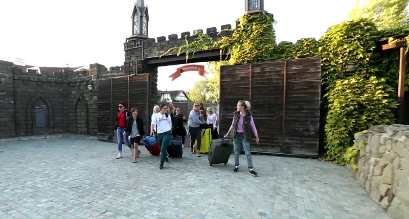 Від пацанки до панянки 4: "пацанок" переселили із сараю в монастир (фото)