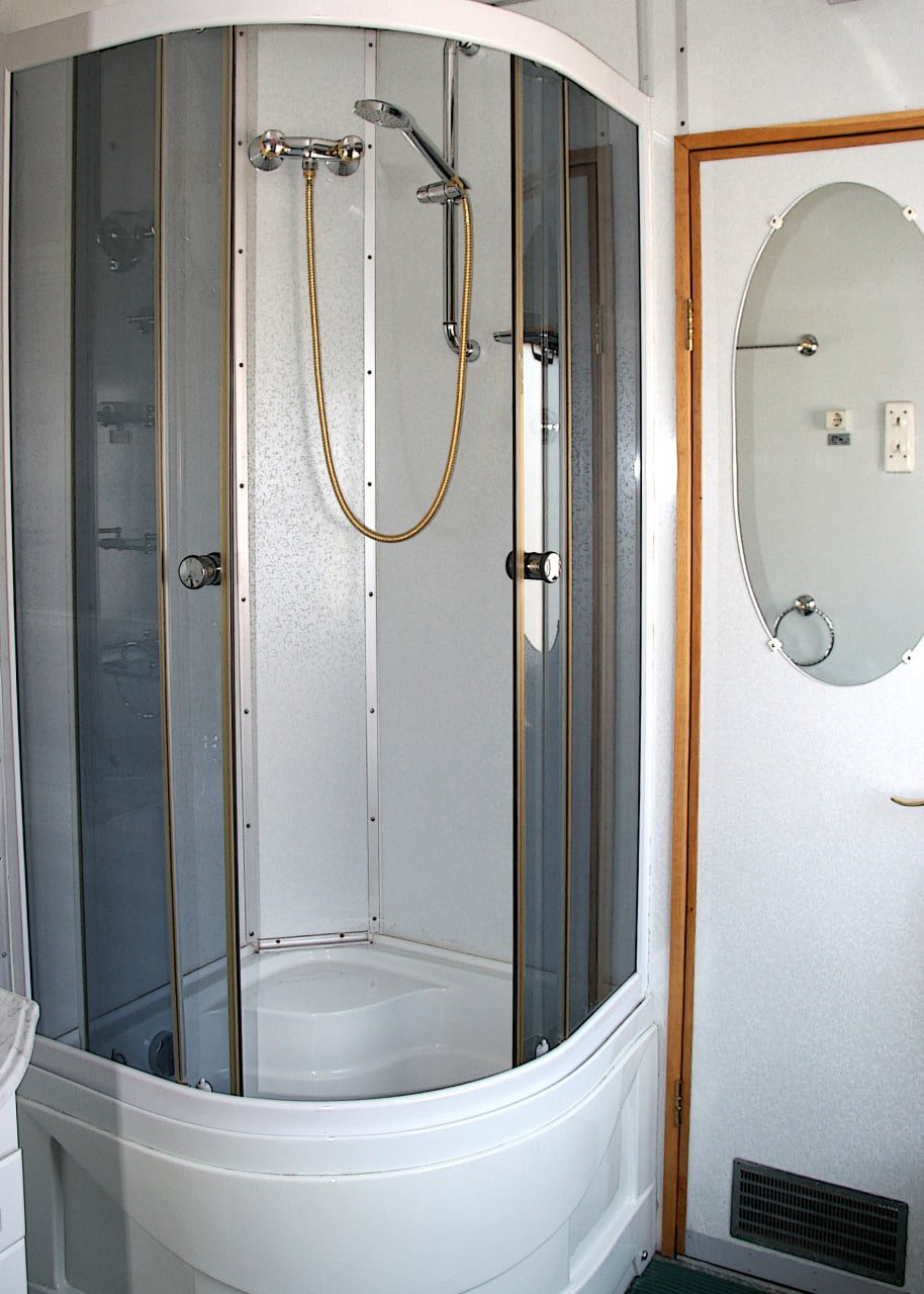 Кухня, спальня и душ: фото самых роскошных вагонов Укрзализныци