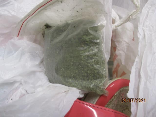 На границе с Россией задержали "Золушку" с сюрпризом в туфельке: через границу шла пешком