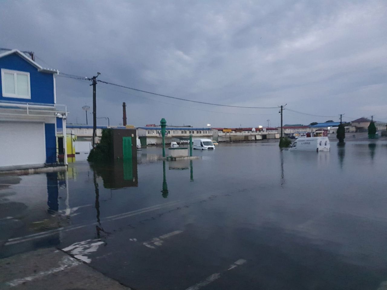 В Одесі злива наробила лиха на ринку "7 кілометр": утворилось величезне озеро (фото)