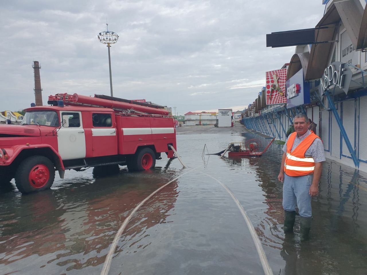 В Одесі злива наробила лиха на ринку "7 кілометр": утворилось величезне озеро (фото)