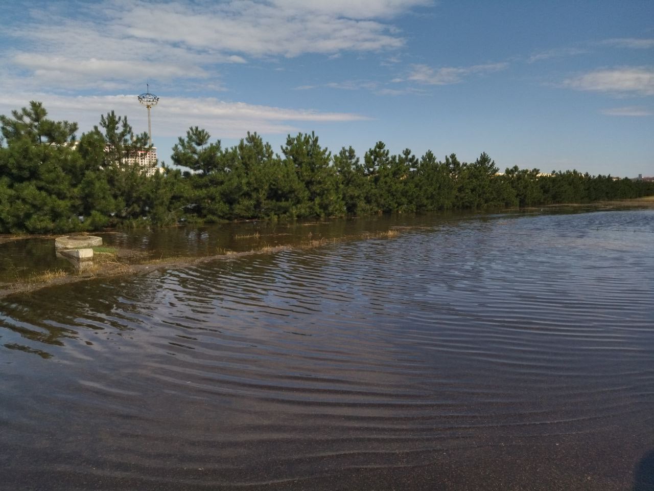 В Одесі злива наробила лиха на ринку "7 кілометр": утворилось величезне озеро (фото)