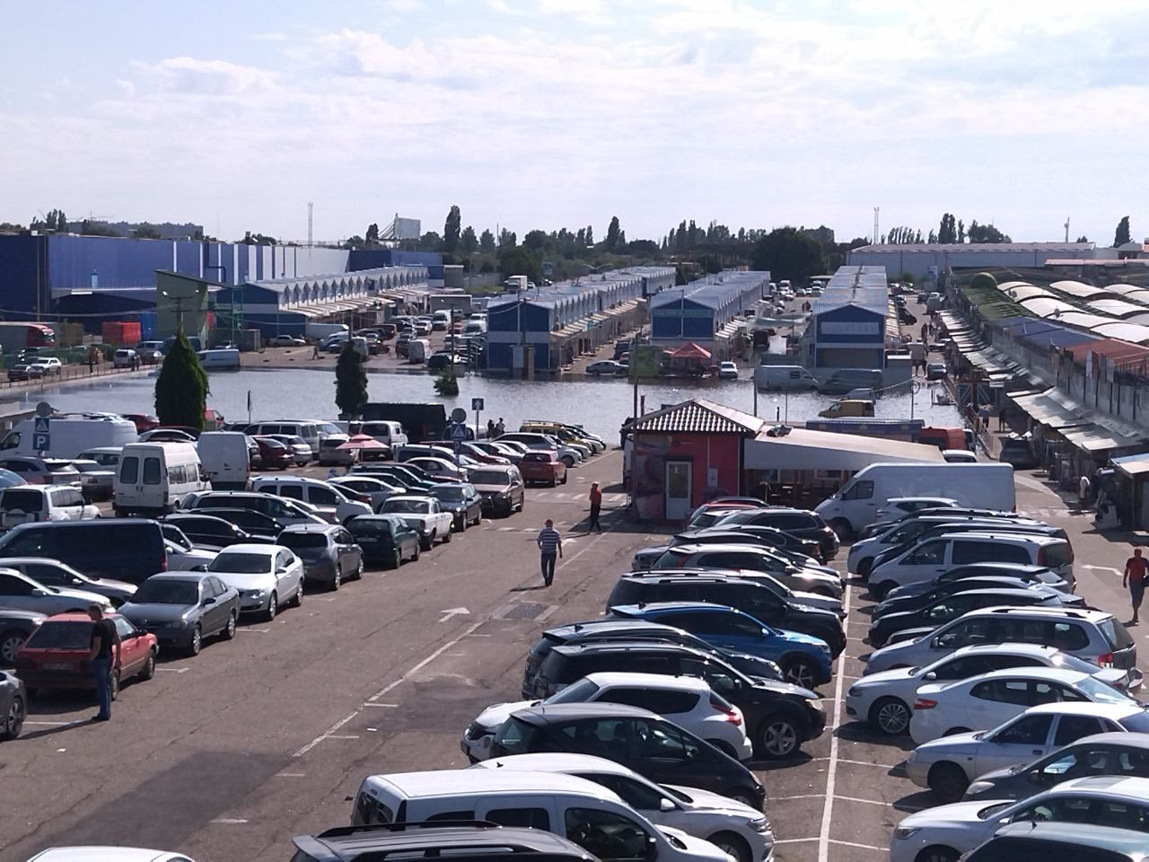 В Одесі злива наробила лиха на ринку "7 кілометр": утворилось величезне озеро (фото)