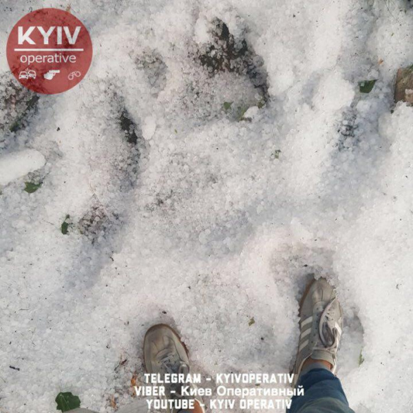 Спасатели продолжают ликвидацию последствий непогоды в Киеве