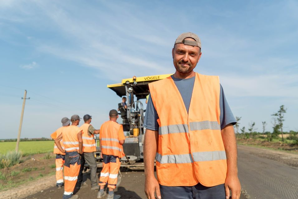 Золотые руки и светлые лица: в сети показали фото работников "Большой стройки"