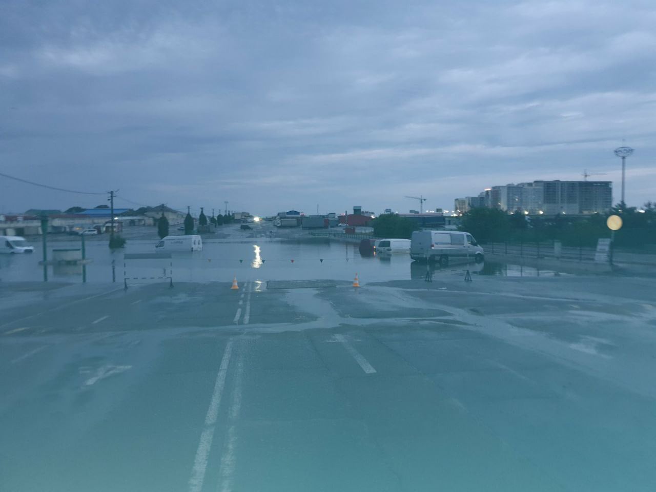 В Одесі злива наробила лиха на ринку "7 кілометр": утворилось величезне озеро (фото)