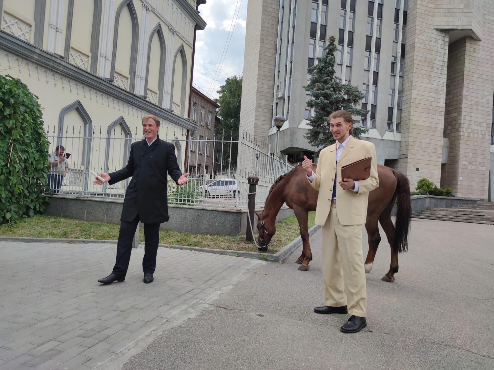 Біля міськради у Дніпрі встановили "парковку" для коней: місцеві здивувались (фото)