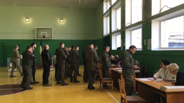 Спочатку проголосую: вчинок пенсіонерки під Києвом вразив мережу