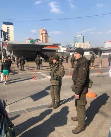 Дебати Зеленського і Порошенка: до стадіону стягнули Нацгвардію (фото)