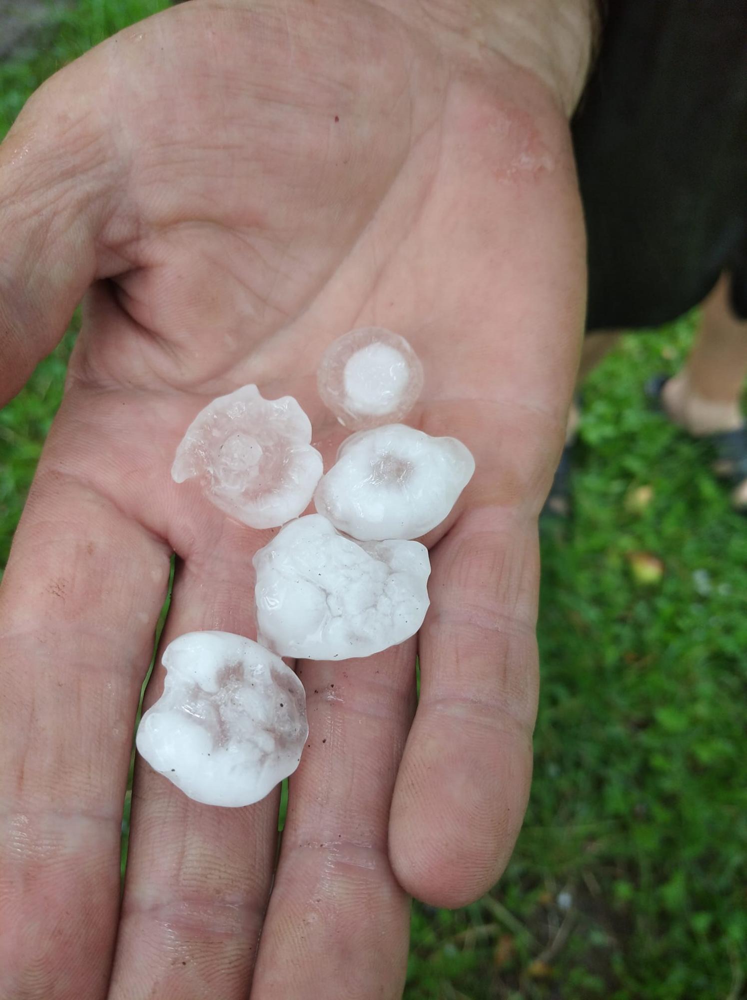 Под Тернополем выпал гигантский град размером с пельмени: "на очереди американские смерчи?"