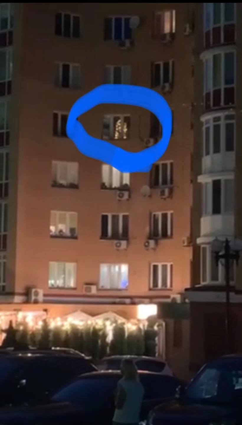 У вікні київської квартири помітили запалену новорічну ялинку: "сильні люди"