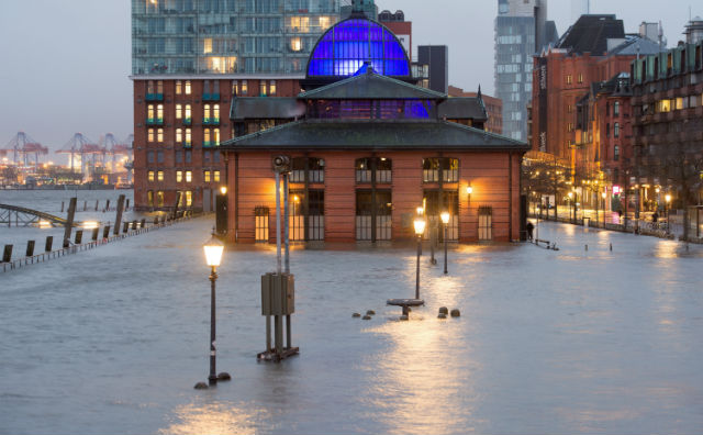 На севере Германии объявлено чрезвычайное положение из-за урагана