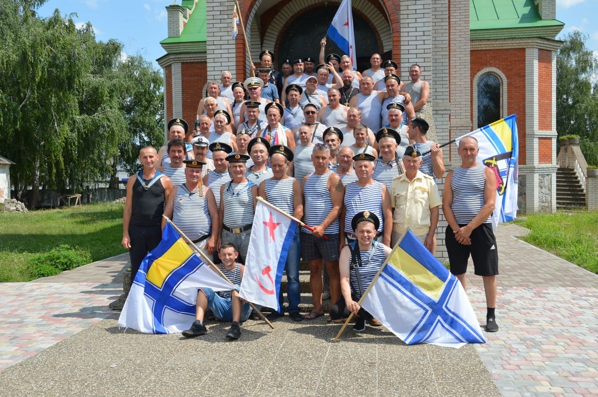 Под Полтавой мэр оскандалился из-за флага с серпом и молотом: начато расследование (фото)