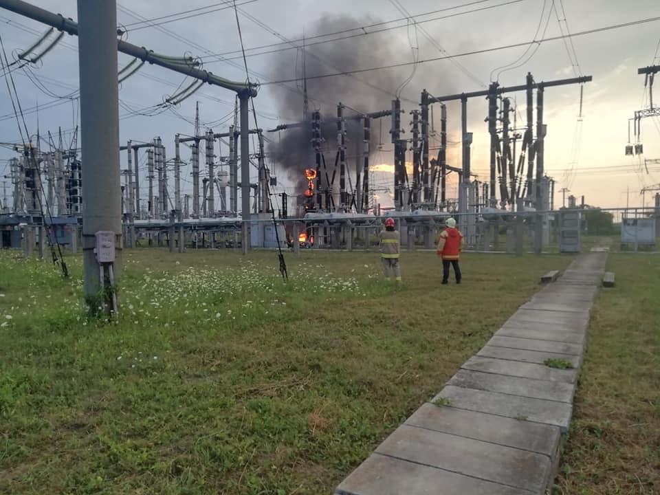 НП на підстанції в Рівному позбавило світла весь район: відео масштабної пожежі