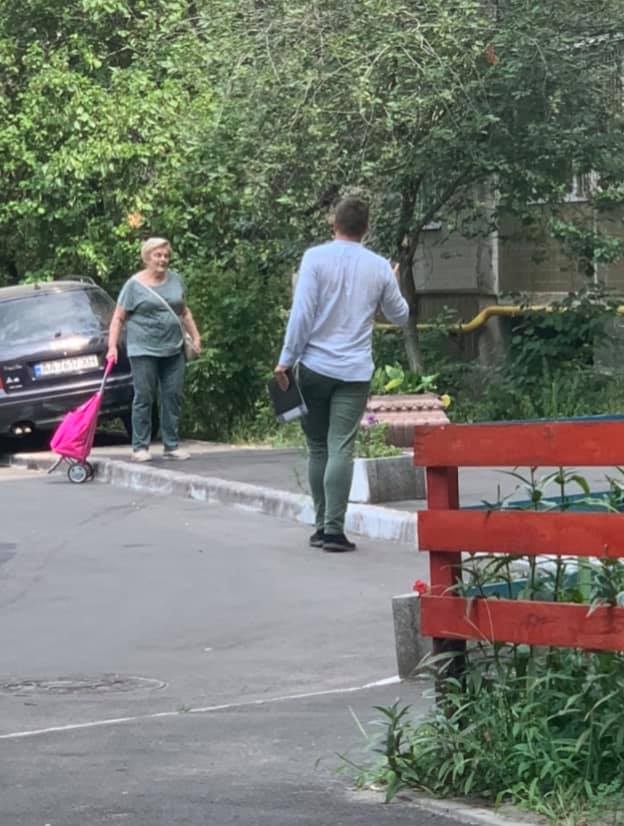 В Киеве сняли на видео мошенника, который ходит по квартирам и "разводит" пенсионеров