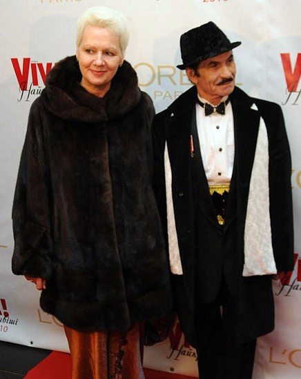 Молодша на півстоліття: 89-річний Чапкіс закрутив роман з з молодою жінкою