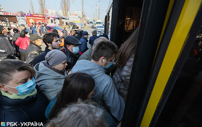 Карантин у Києві: з'явилися фото "штурму" автобусів