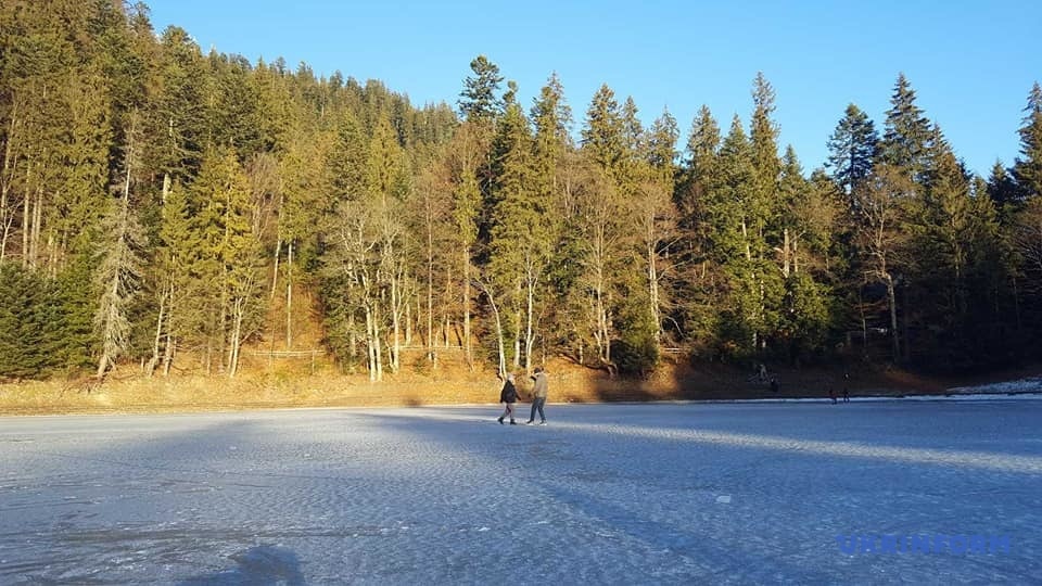 В Карпатах замерзло знаменитое озеро Синевир: можно пройти вдоль и поперек (фото)