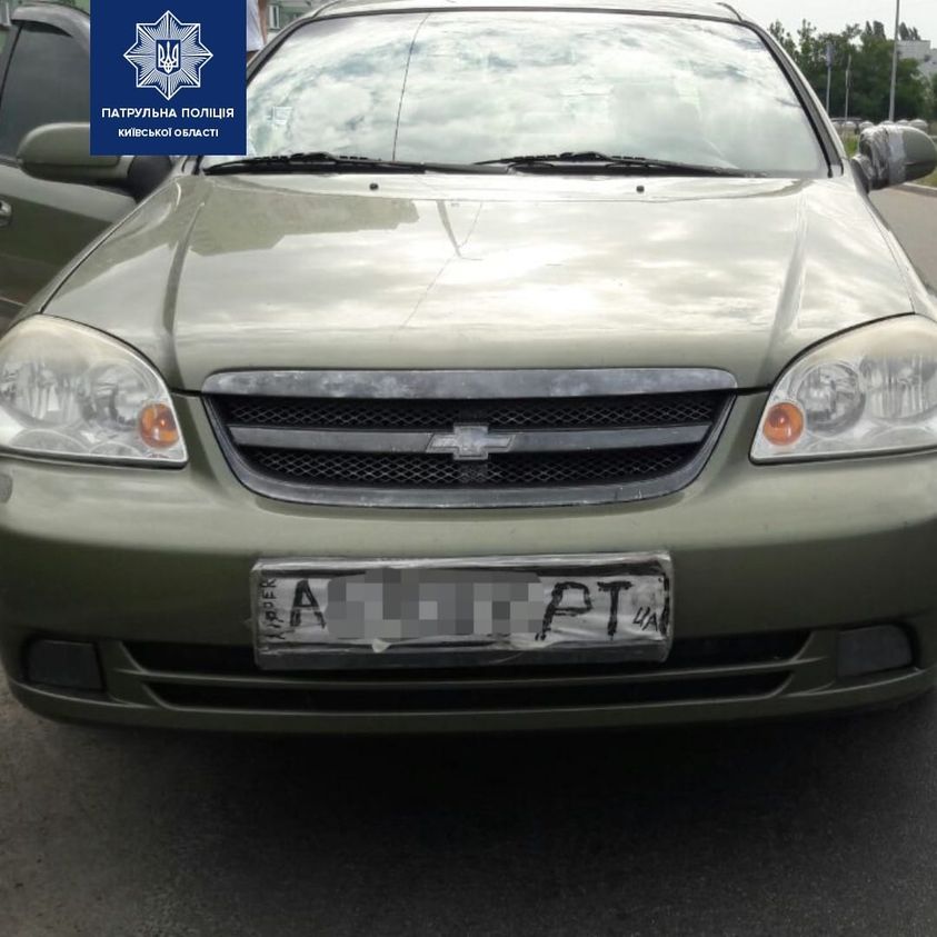 За Києвом спіймали горе-водія, який їхав з намальованими маркером номерами (фото)