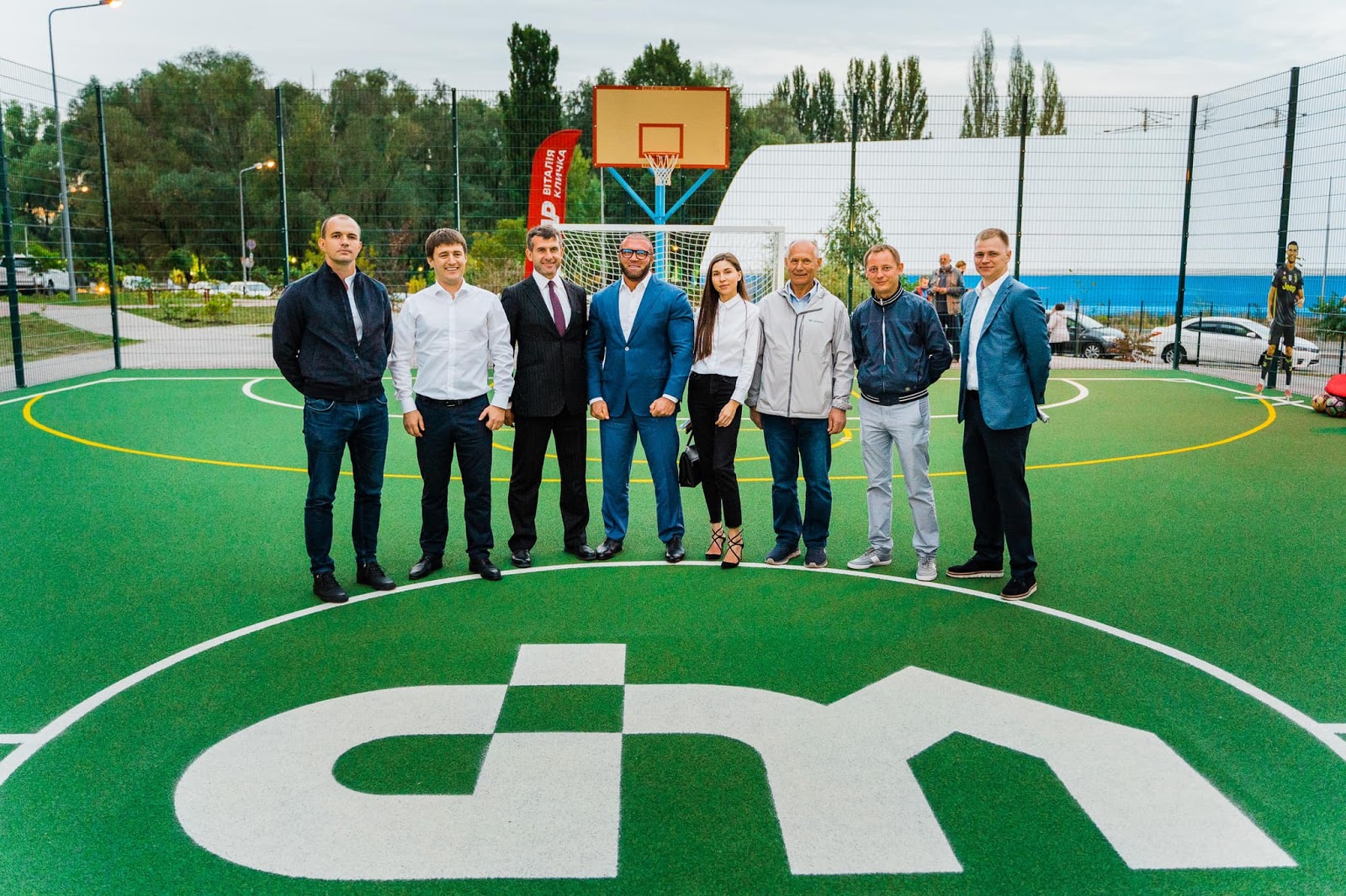 Представники групи компаній DIM відкрили футбольне поле біля ЖК "Метрополіс" в Голосіївському районі