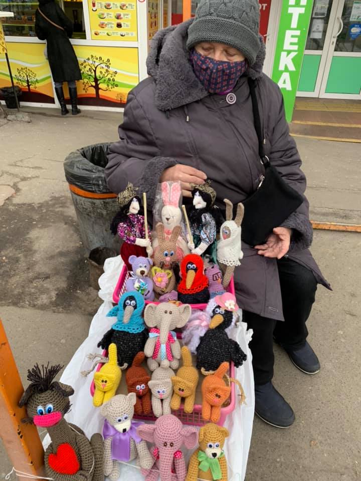 Жители Киева объединились, чтобы помочь бабушке-мастерице со зверушками у метро