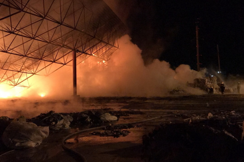 Під Харковом горіло підприємство з переробки пластику