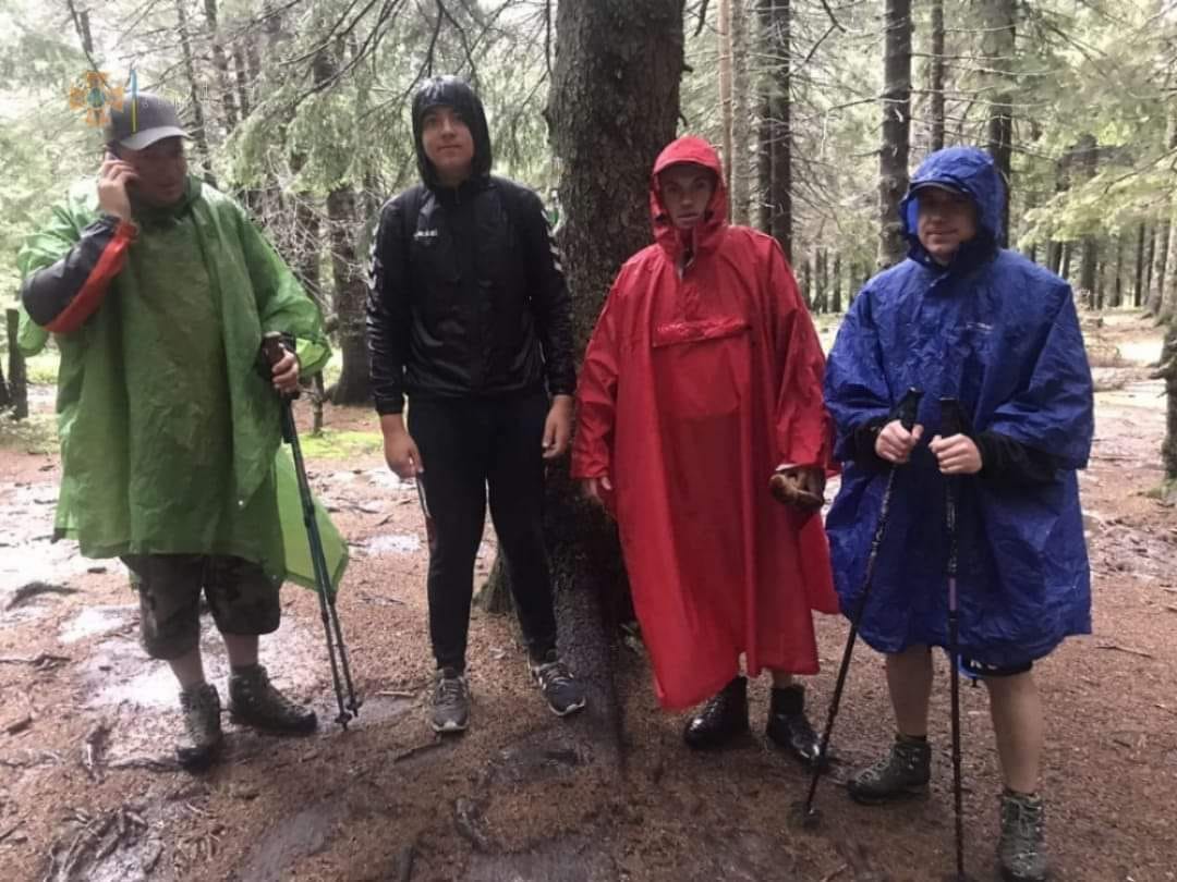 Отстал от группы и потерялся: спасатели нашли заблудившегося в горах подростка