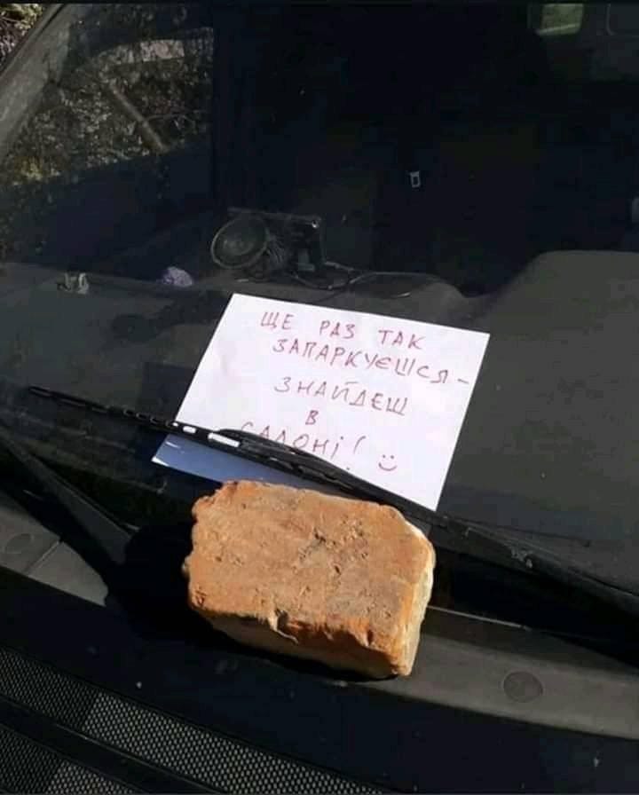 В Киеве жители нашли способ бороться с незаконной парковкой: показательное фото