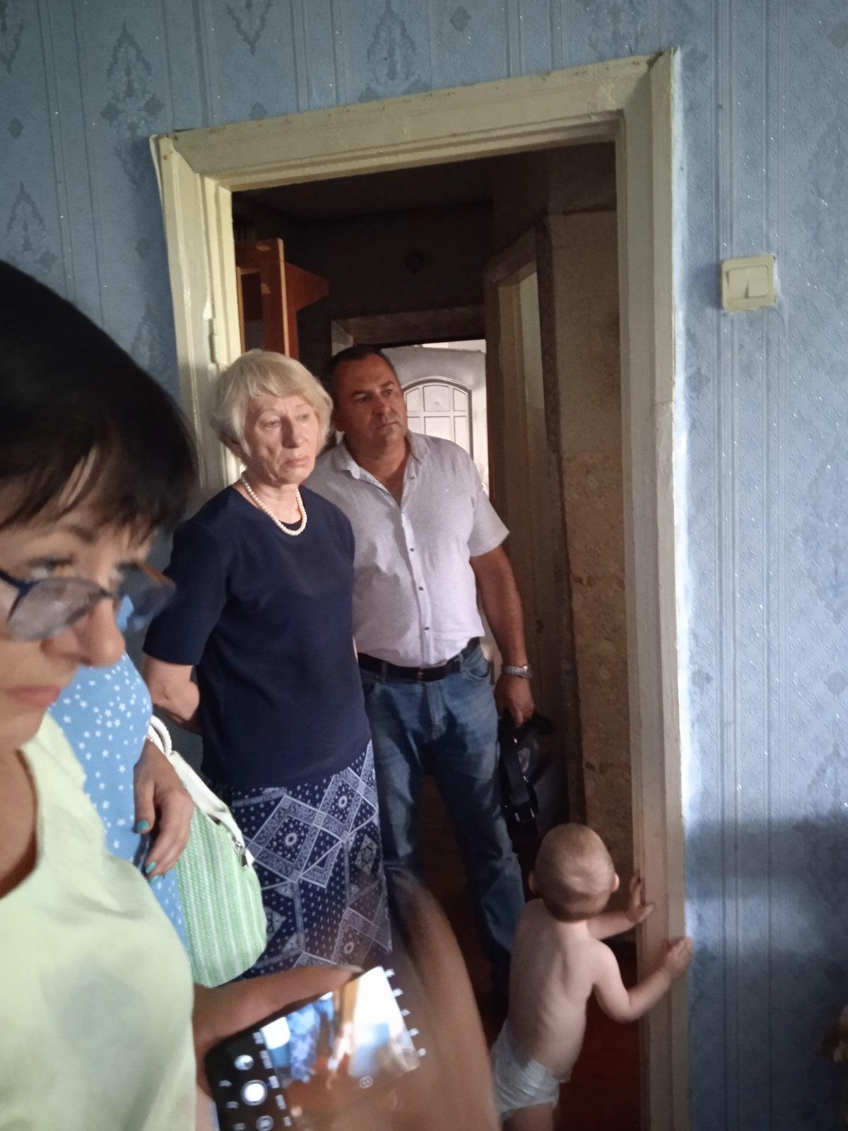 В Первомайске годовалого малыша хотели выбросить с балкона: детали леденящей истории