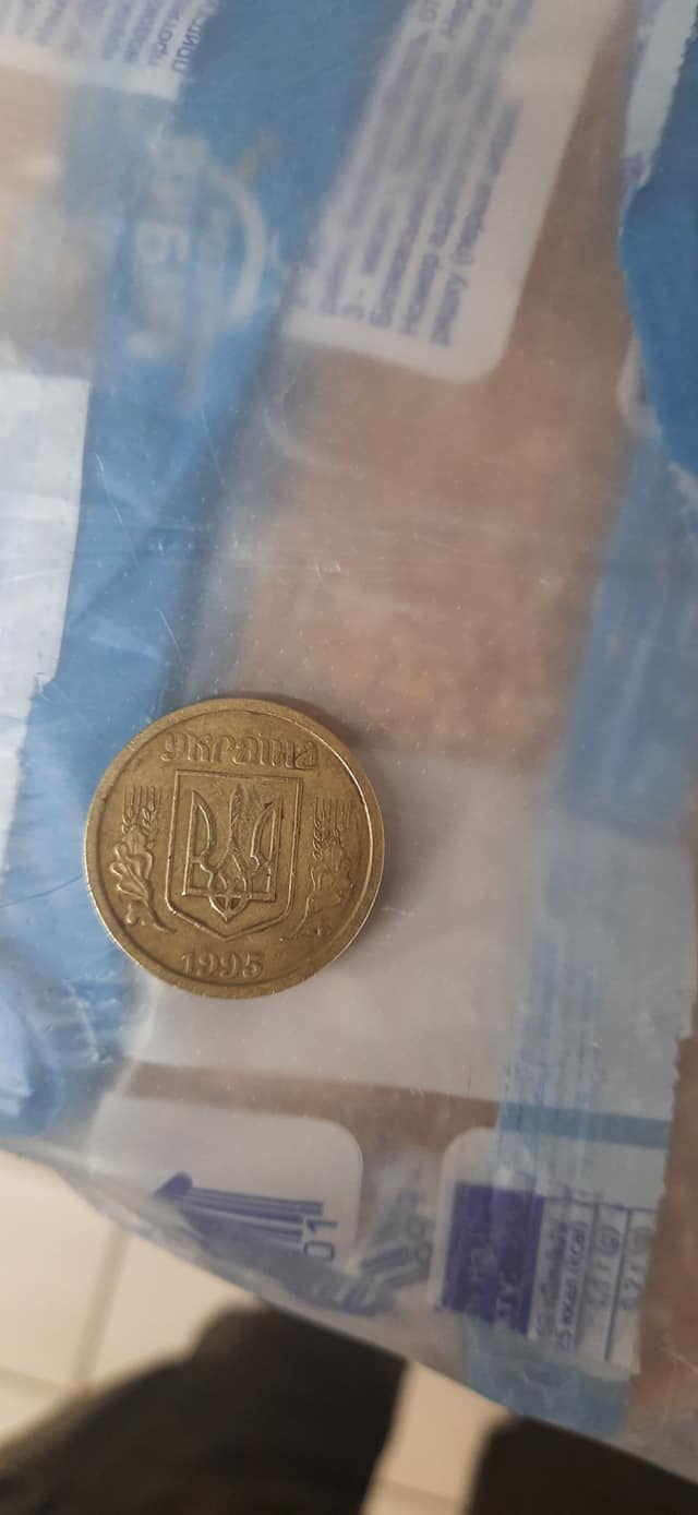 Українцю в супермаркеті дали на здачу рідкісну монету, яка коштує майже 1000 грн (фото)