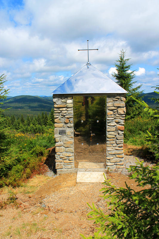 В Карпатах в месте "явления дьявола" установили часовню: фото удивило сеть
