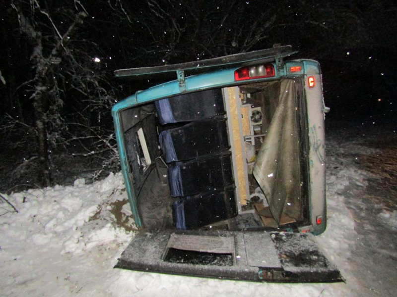 В Луганской области перевернулся пассажирский автобус, есть пострадавшие