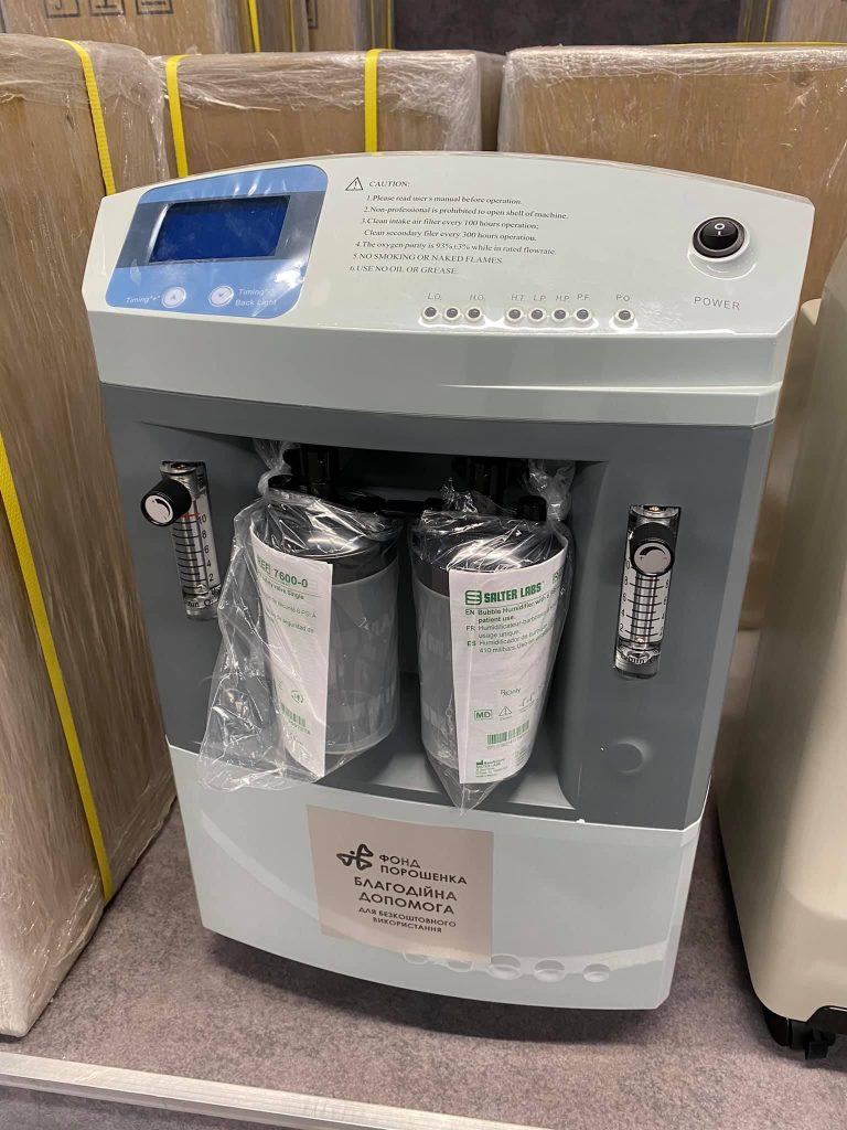 В больницы на западной Украине привезли кислородное оборудование от Фонда Порошенко