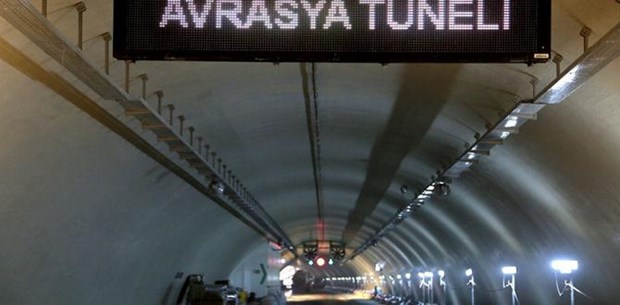 В Турции открыли автомобильный тоннель под проливом Босфор